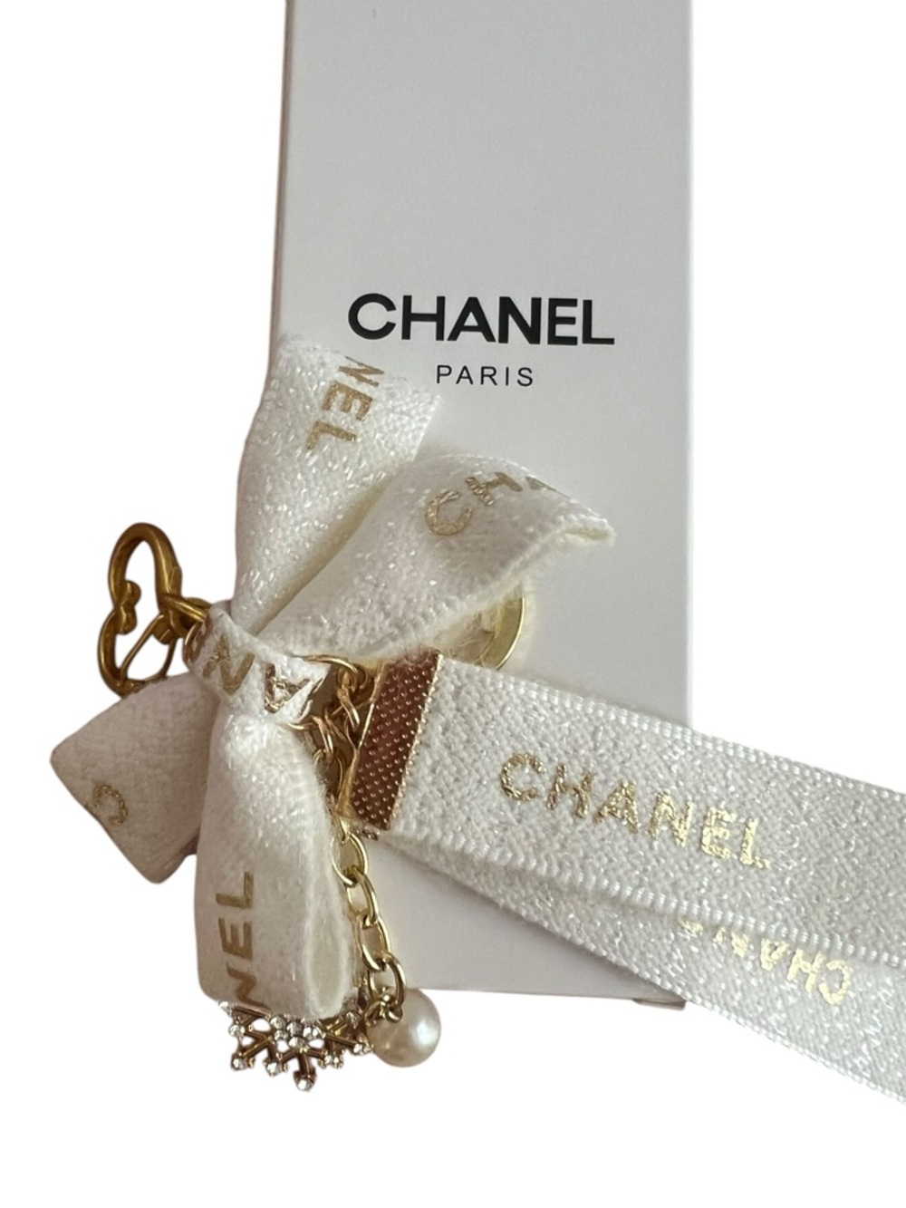 CHANEL White and Gold Bow Key & Card Holder Charm - Picture 4 of 13